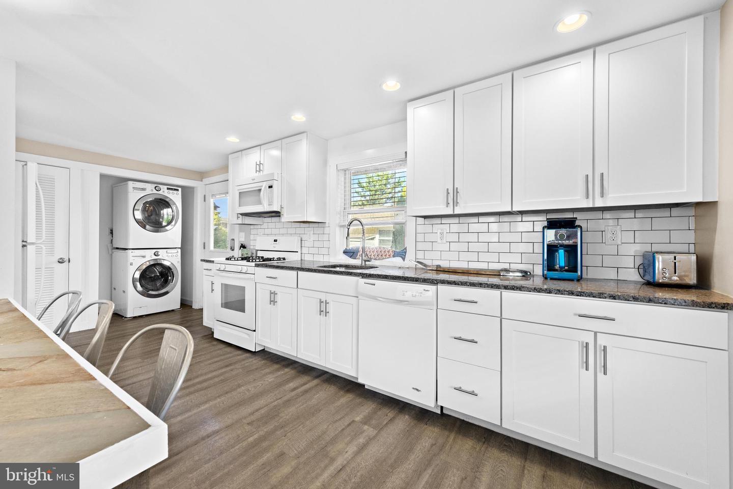 21 E 9 St Property Photo 10