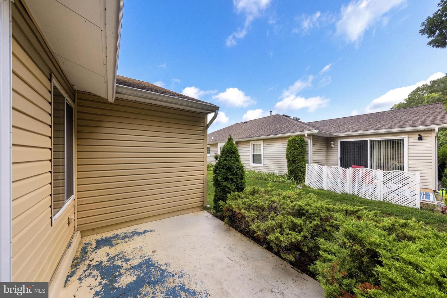 40 Pine Oak Blvd Property Photo 5