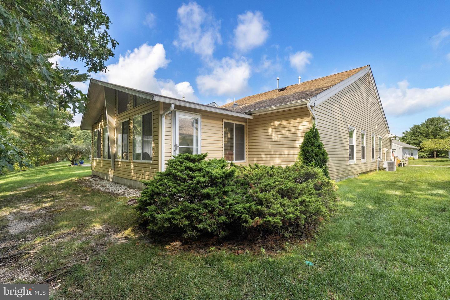 40 Pine Oak Blvd Property Photo 8