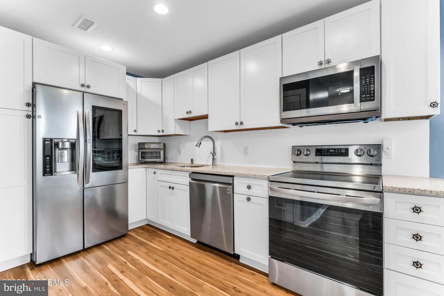 310 S West Ave #m Property Photo 16