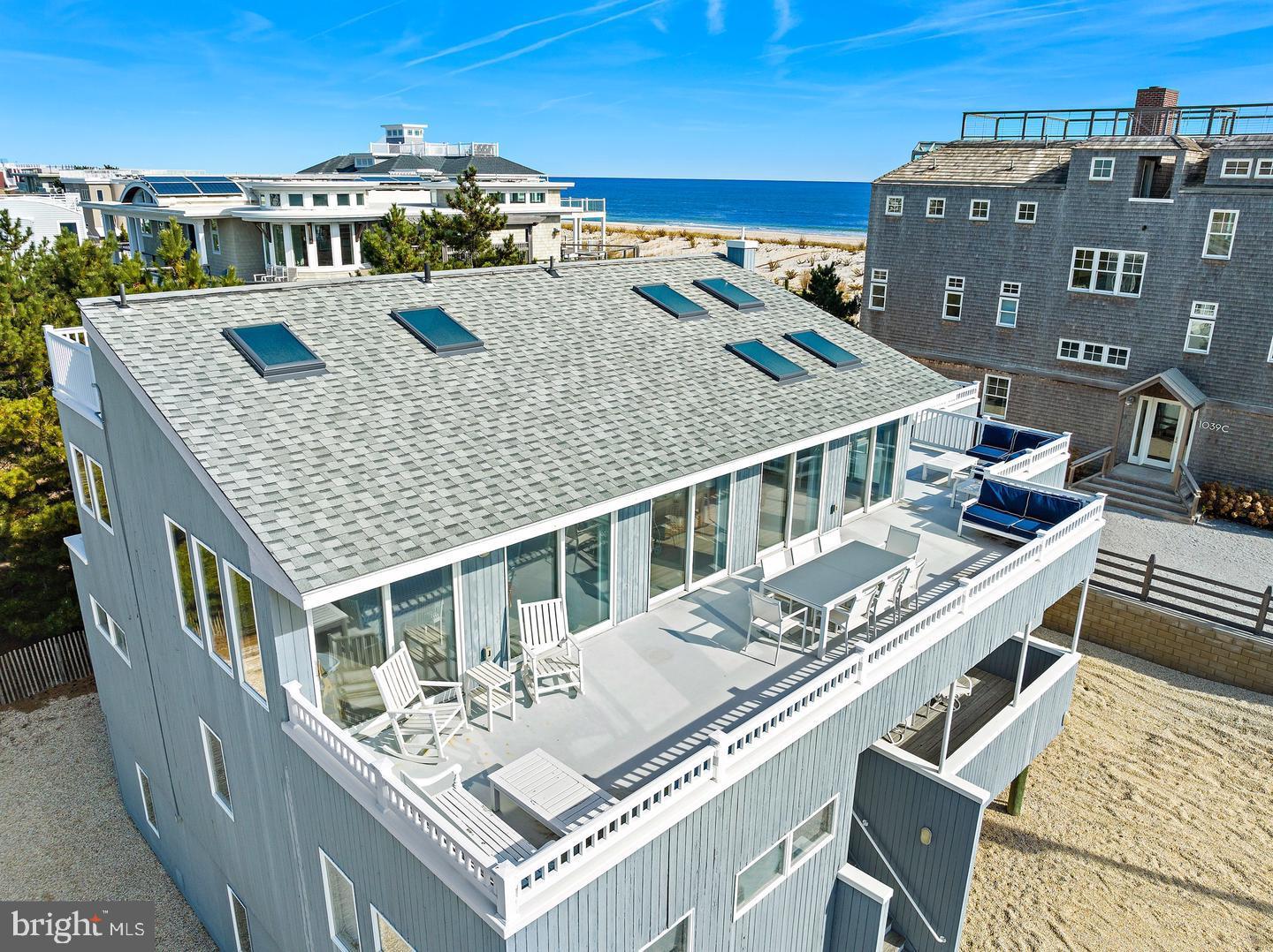 1039 Long Beach Blvd Property Photo 1