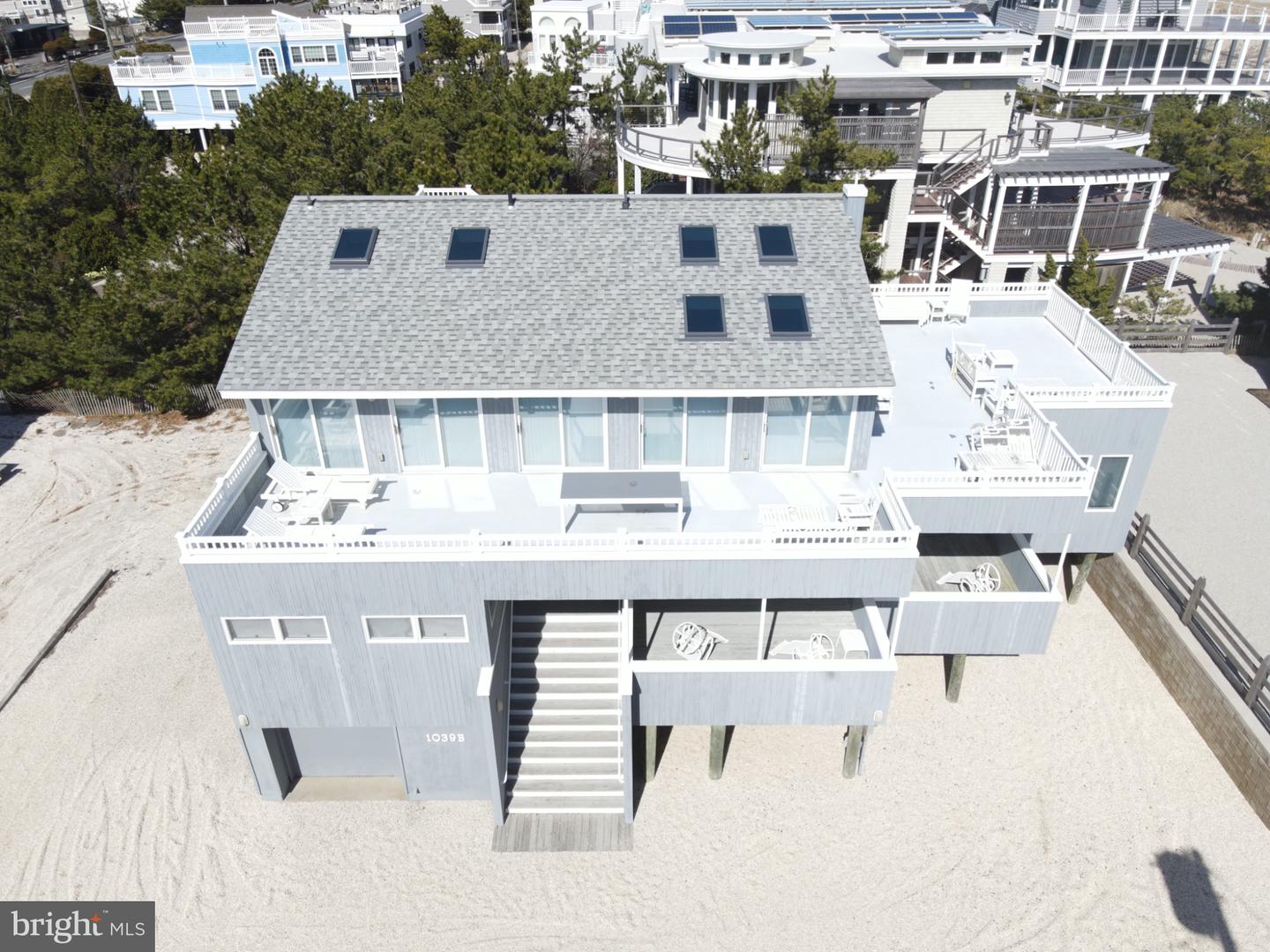 1039 Long Beach Blvd Property Photo 4