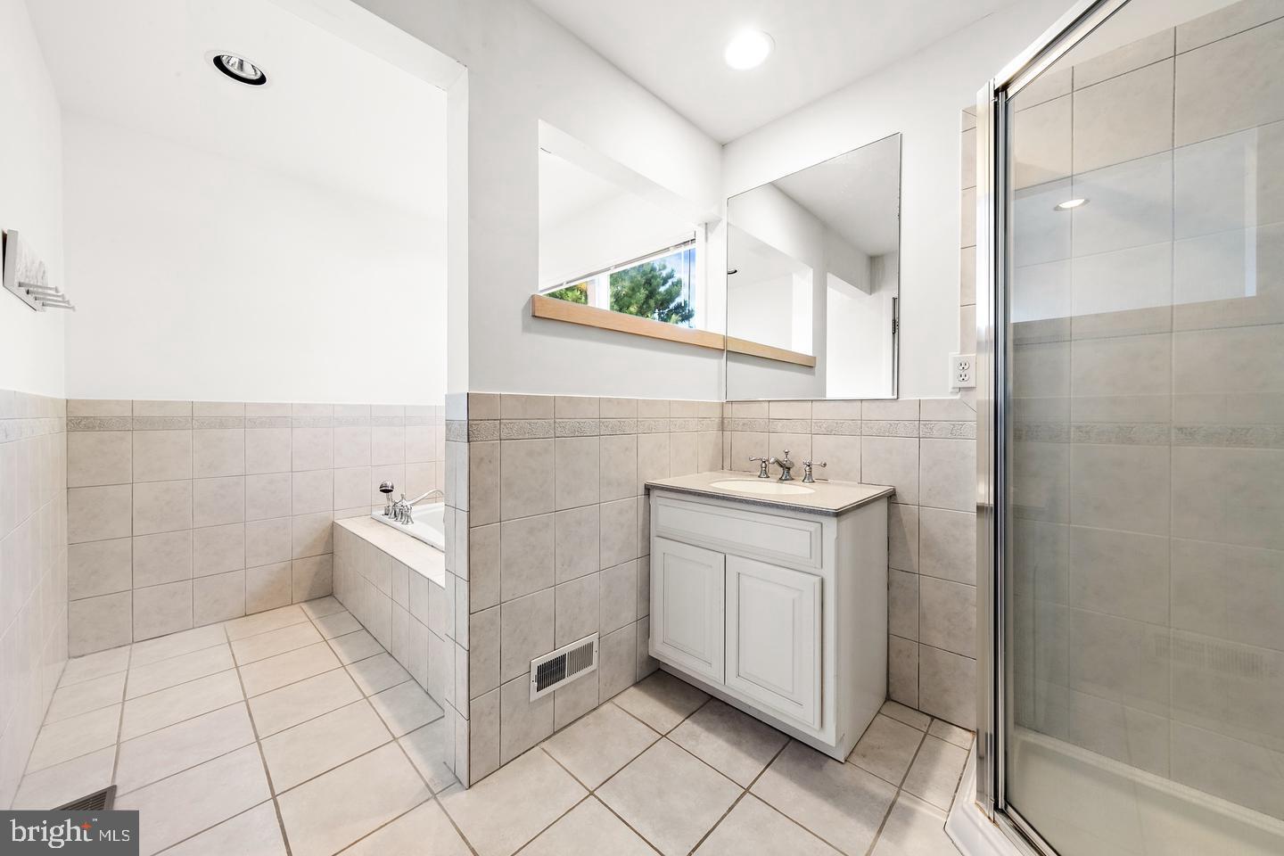 1039 Long Beach Blvd Property Photo 25
