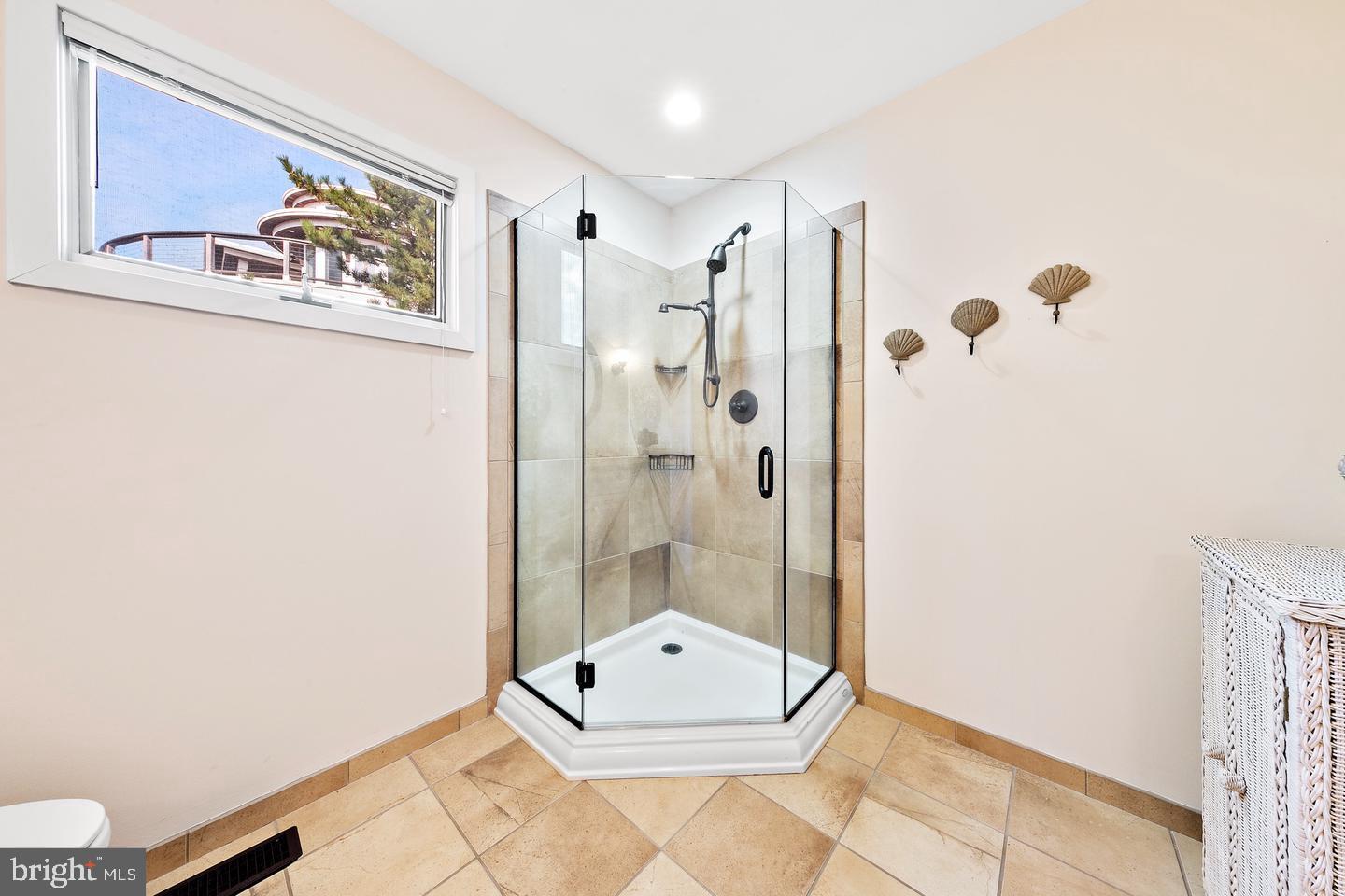 1039 Long Beach Blvd Property Photo 32