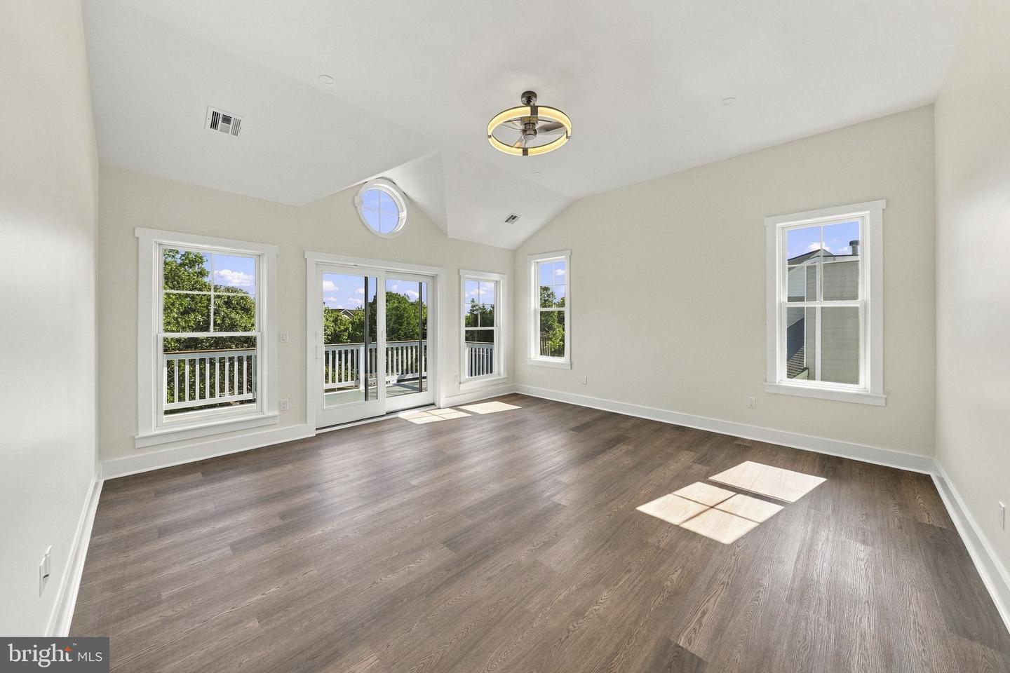 208 Country Club Blvd Property Photo 24
