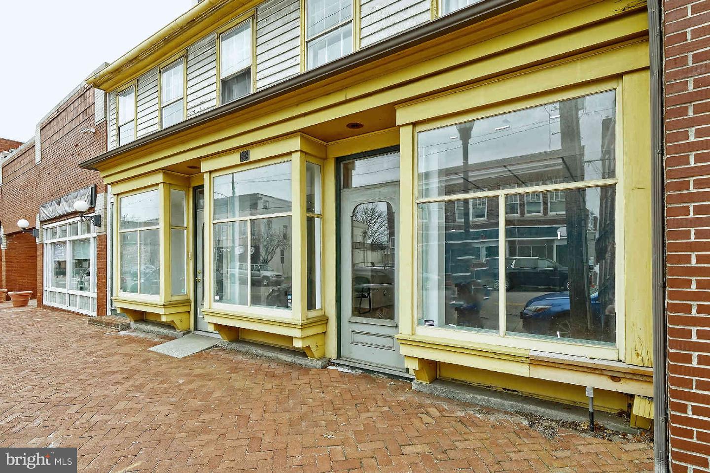 201-203 E Broadway Property Photo 2