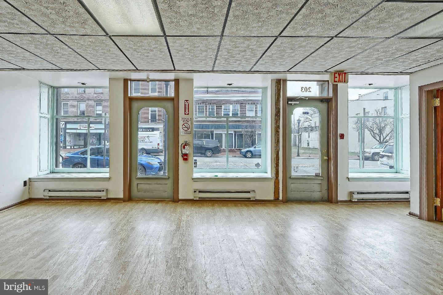 201-203 E Broadway Property Photo 3