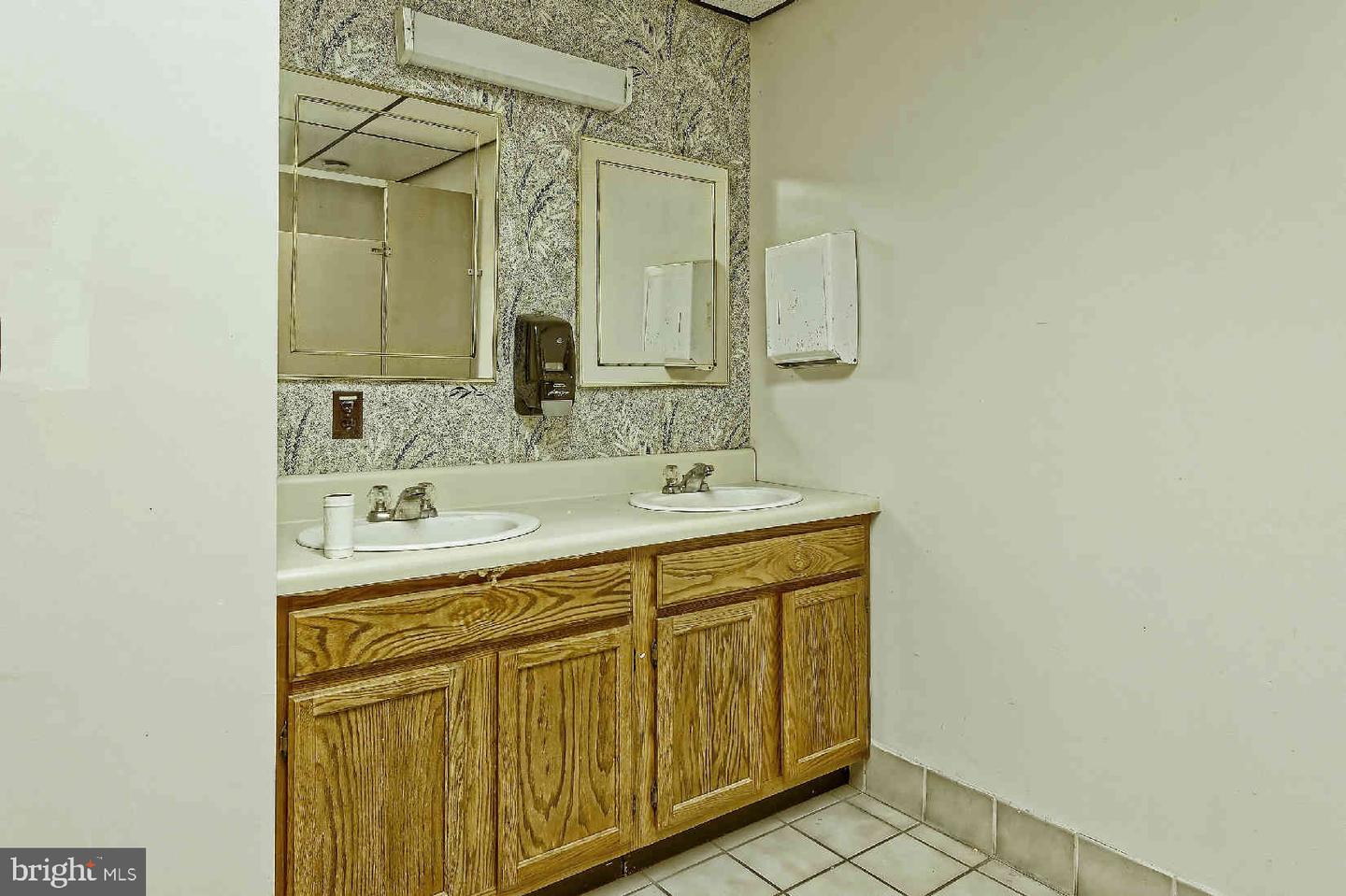201-203 E Broadway Property Photo 16