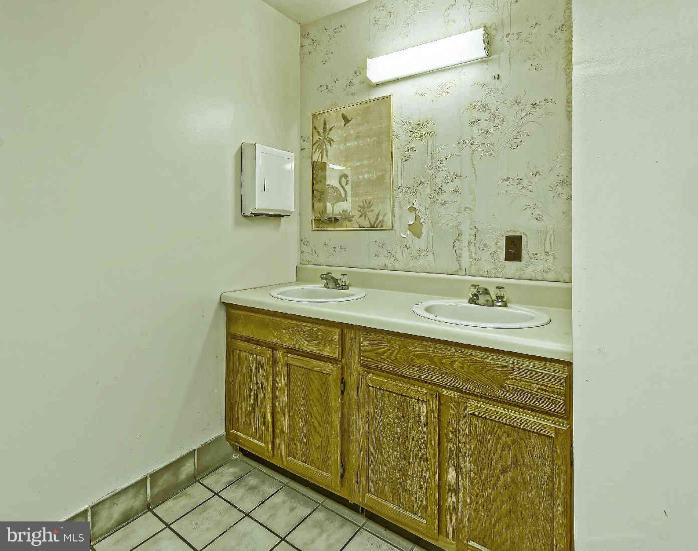201-203 E Broadway Property Photo 18