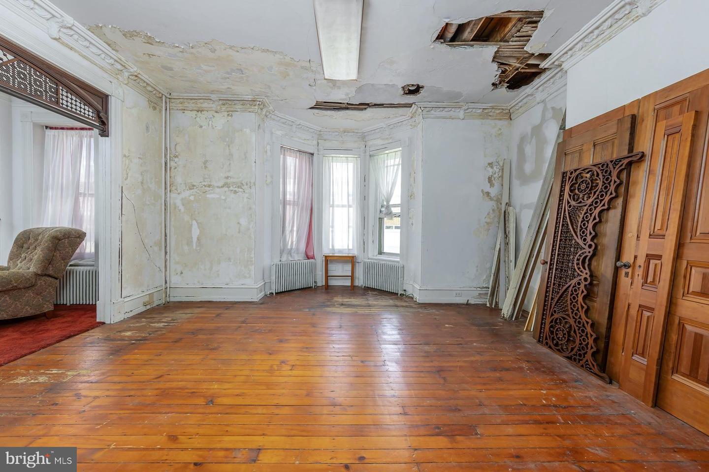 100 W Broadway Property Photo 17