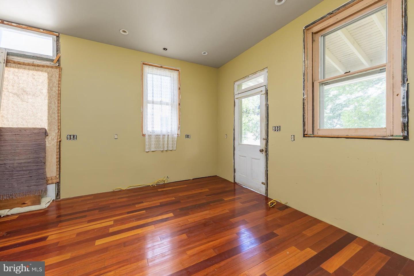 100 W Broadway Property Photo 23