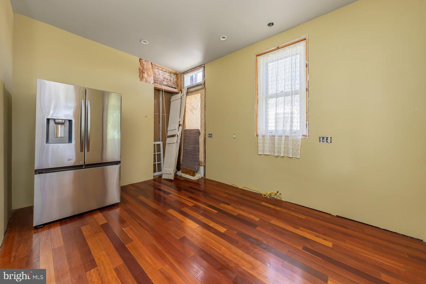 100 W Broadway Property Photo 24