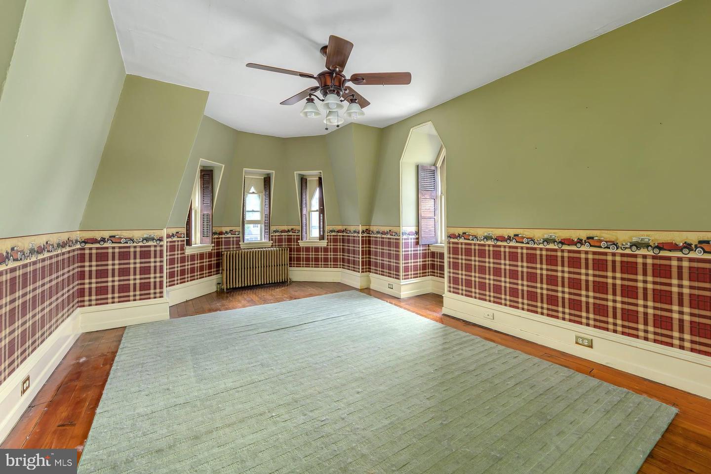 100 W Broadway Property Photo 36
