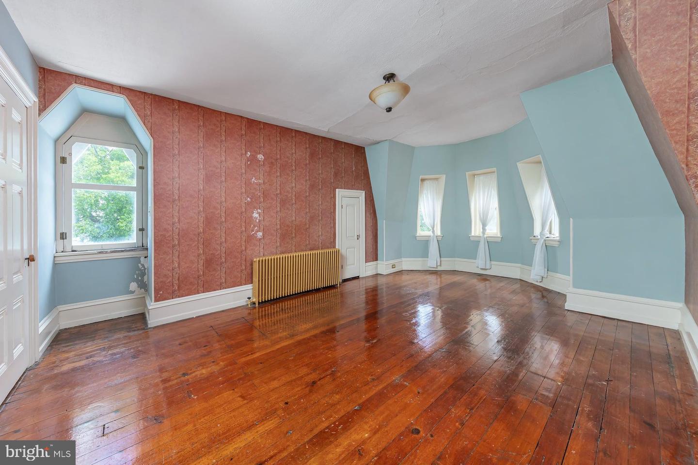 100 W Broadway Property Photo 37