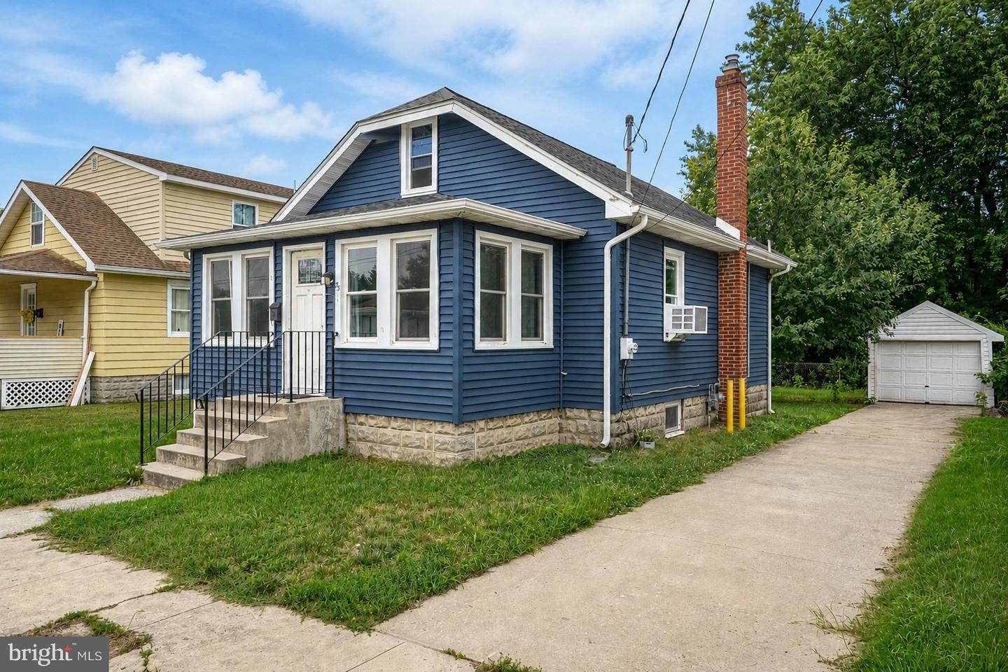 83 Oak St Property Photo 1
