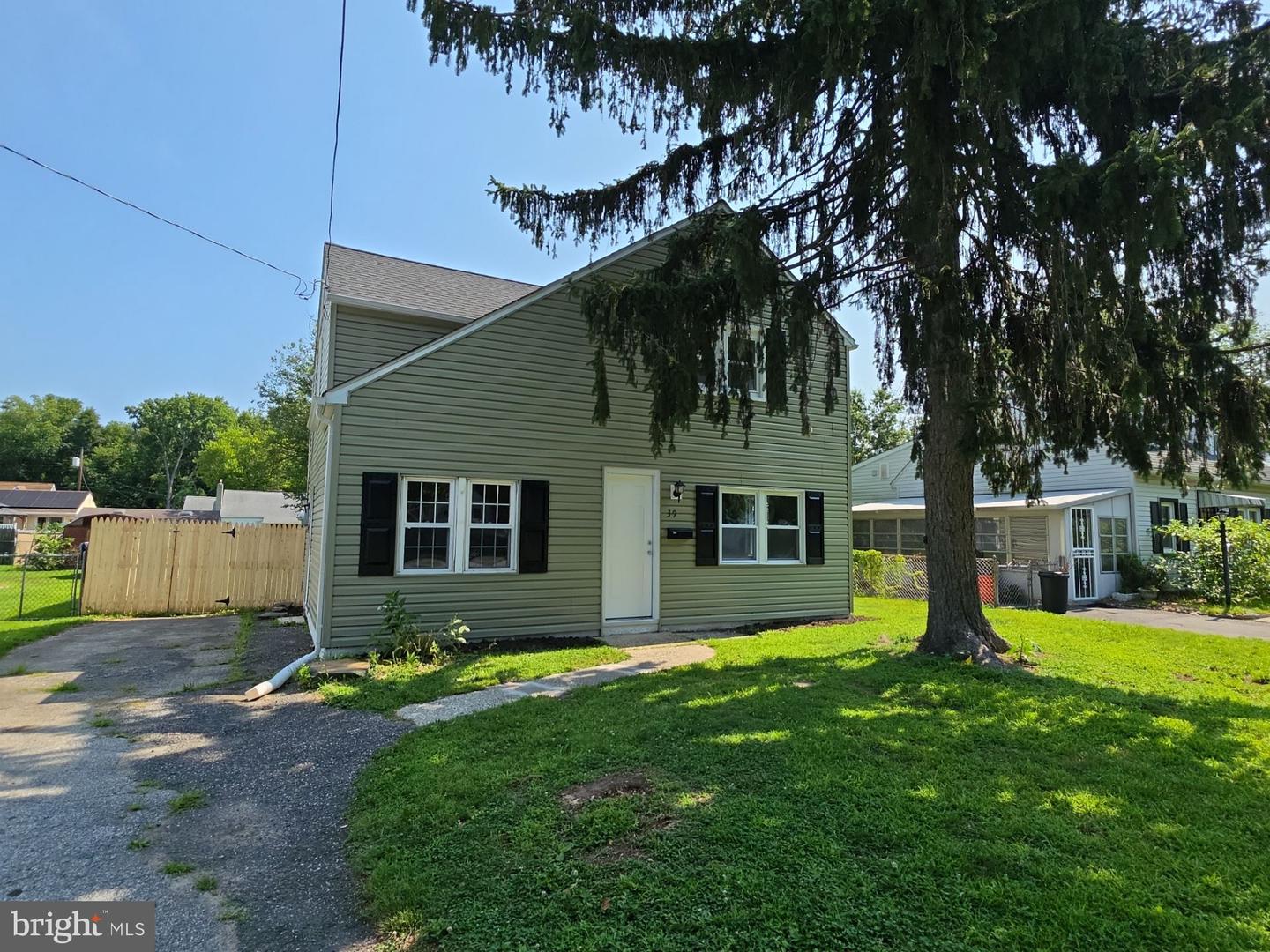 39 Maplewood Ave Property Photo 1