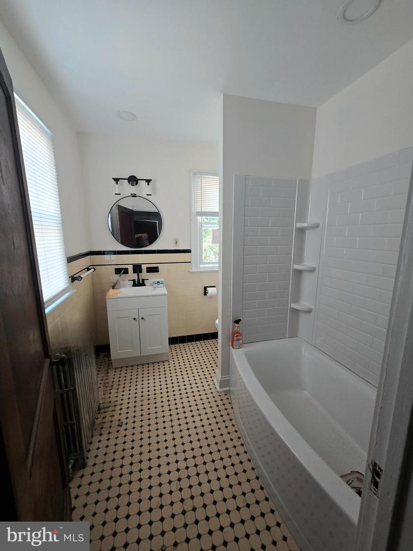 274 E Broadway E #9th Street Unit B Property Photo 4