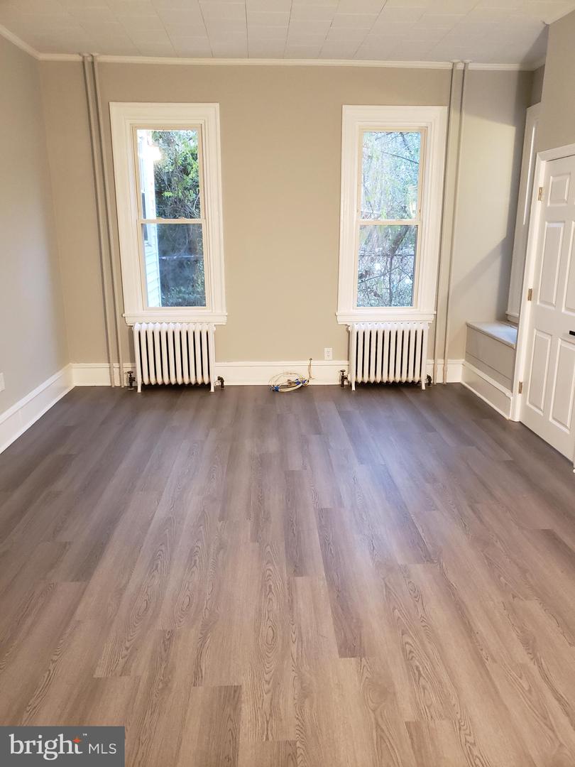 253 E Broadway #c Property Photo 1