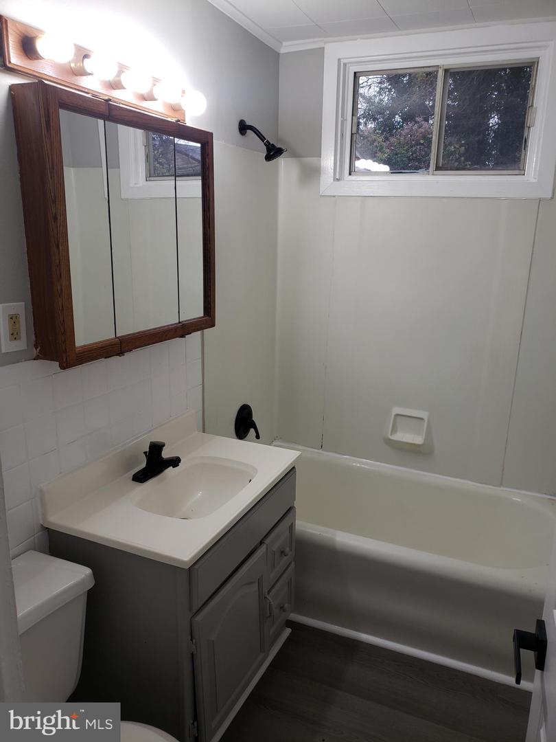 253 E Broadway #c Property Photo 5