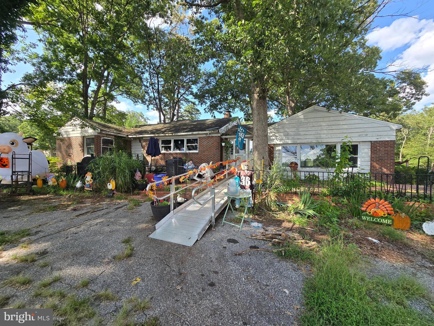 450 Almond Rd Property Photo 1
