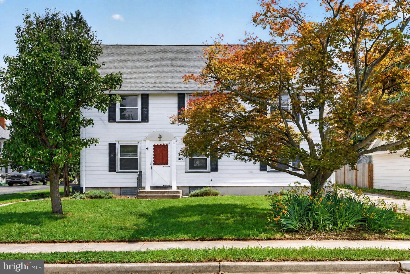 109 Oak St Property Photo 1