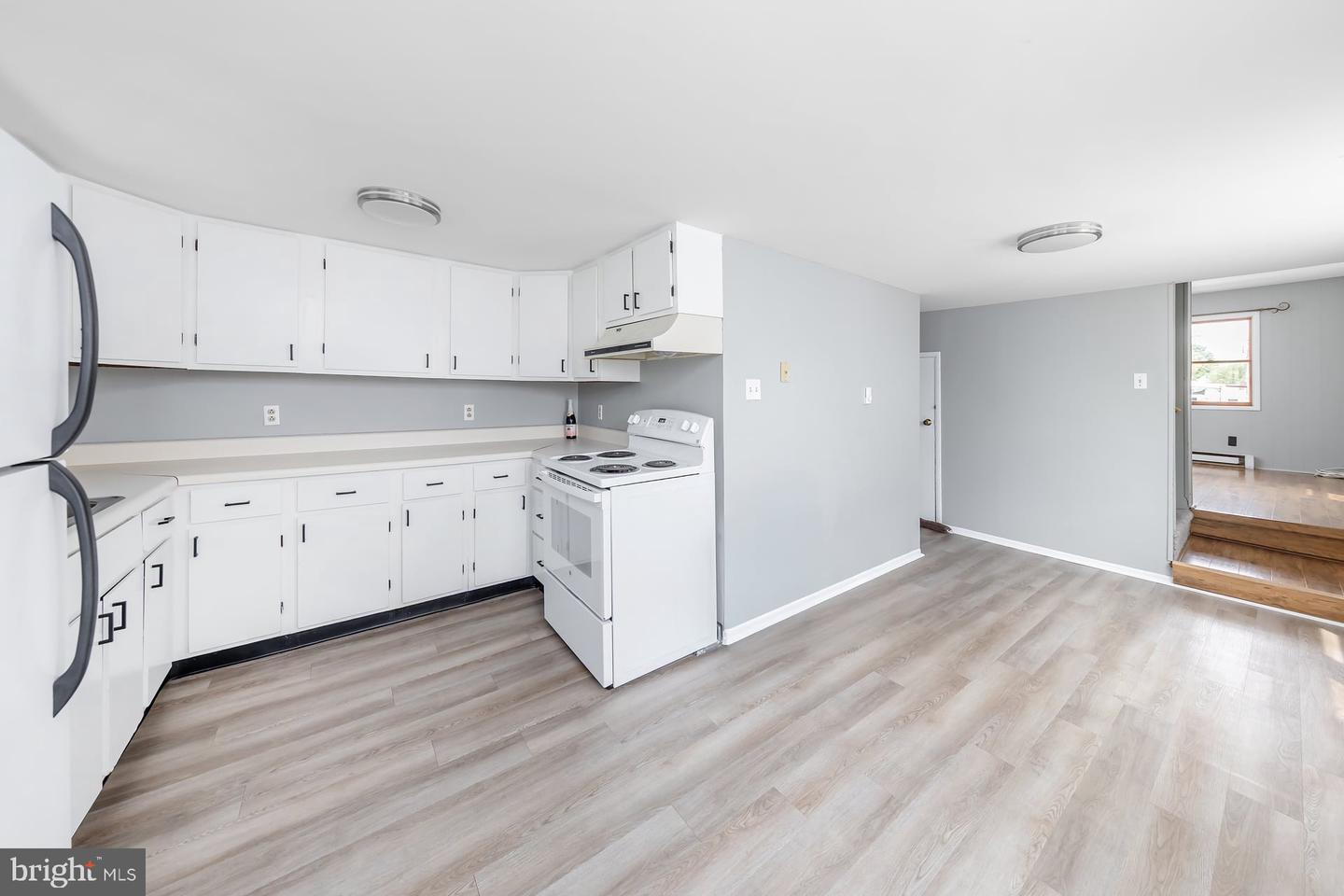 114 E Millbrooke Property Photo 1