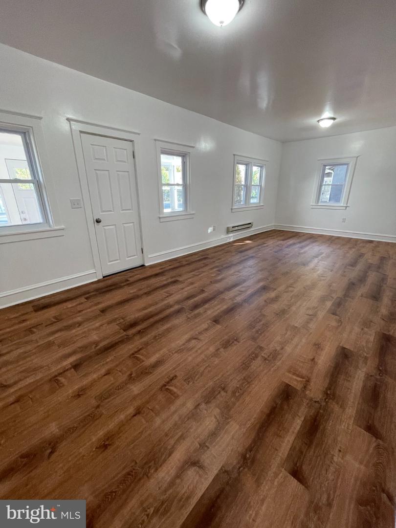 595 N Broadway Property Photo 3