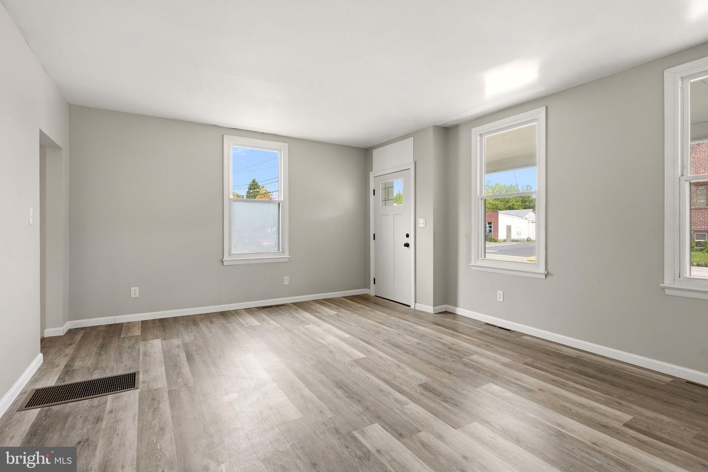 369 E Broadway Property Photo 6