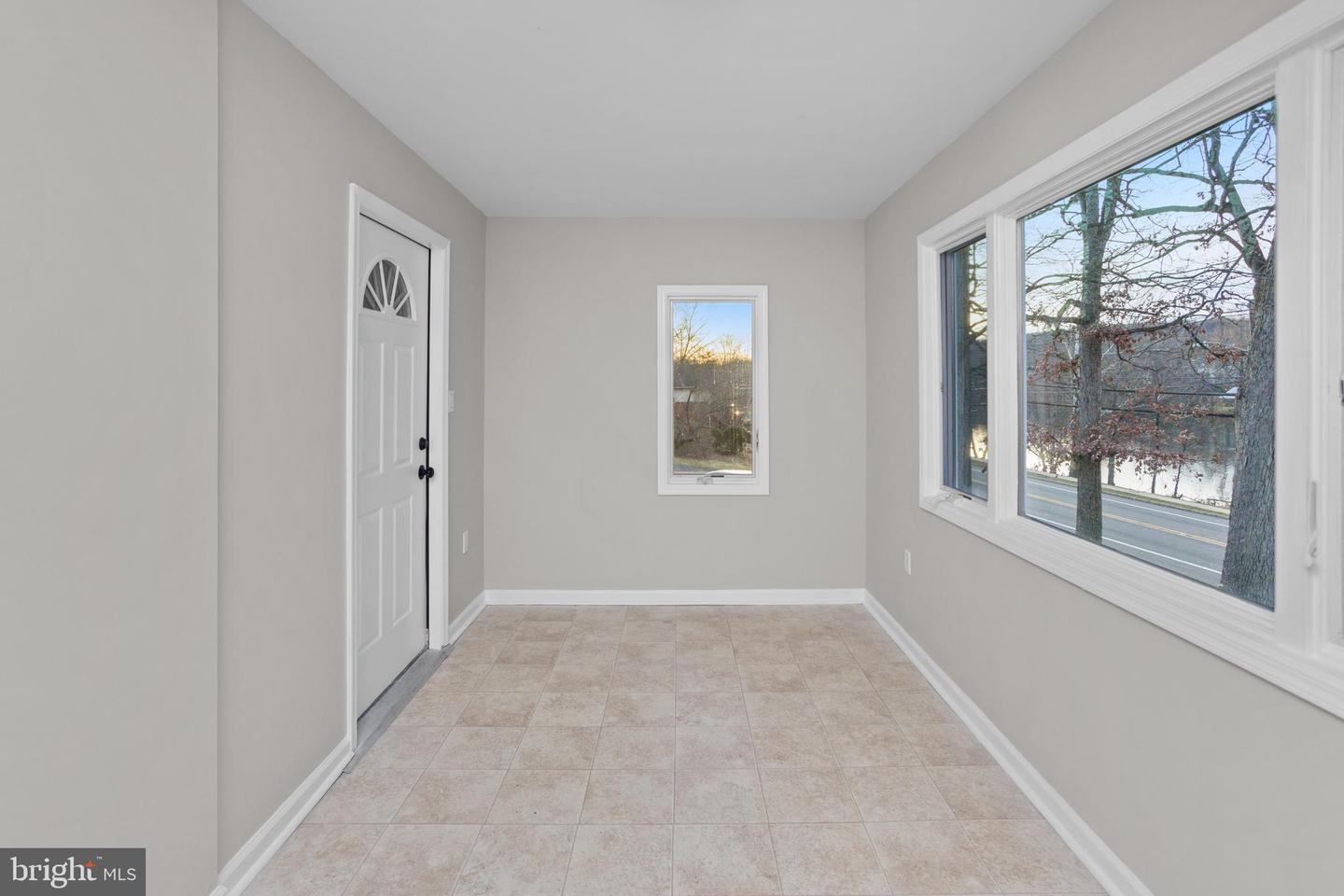 83 Mountain Blvd Property Photo 8