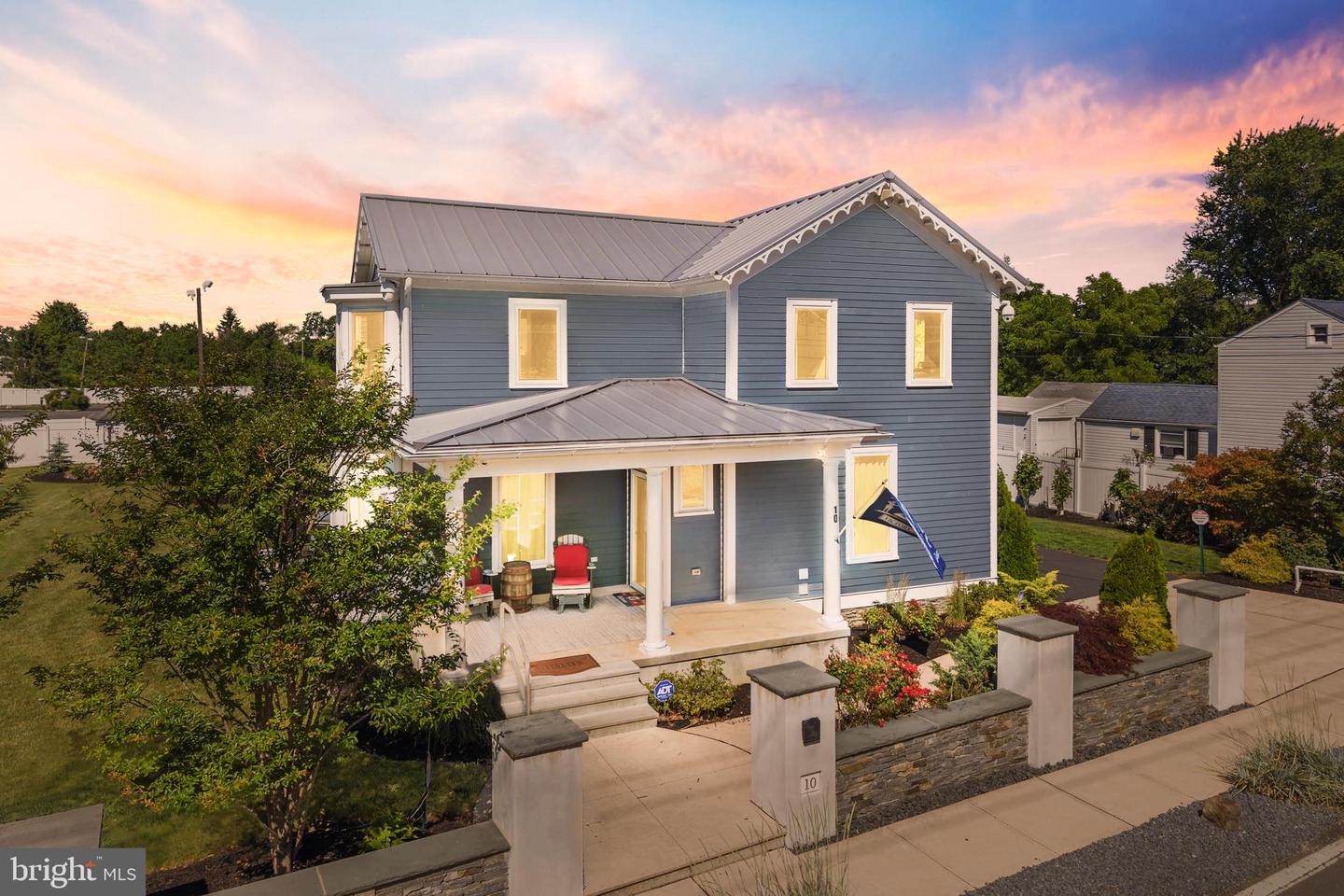 10 LAUREL AVE
