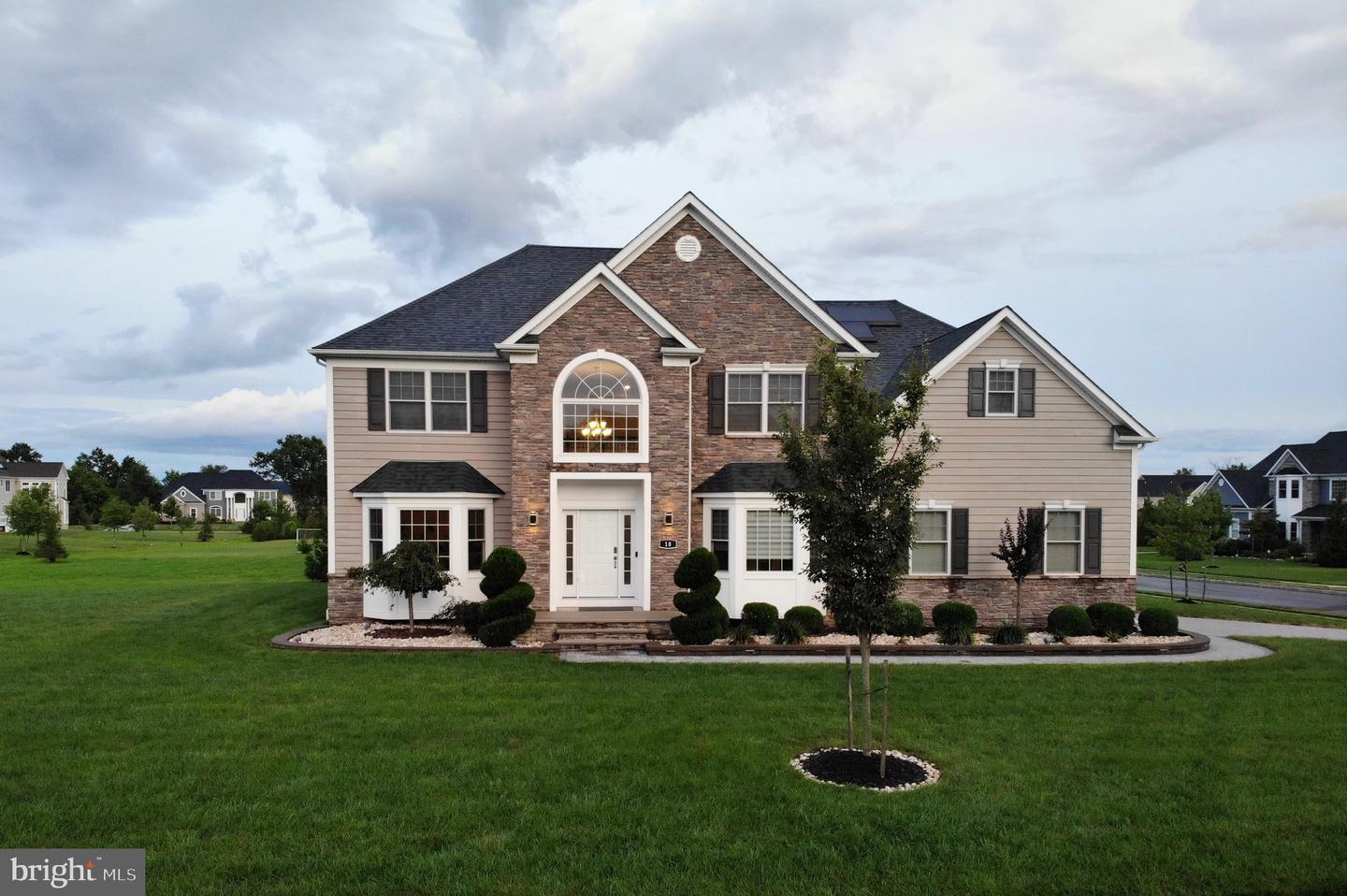 18 Surrey Ln Property Photo 1