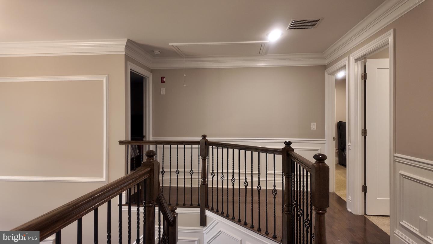 18 Surrey Ln Property Photo 8