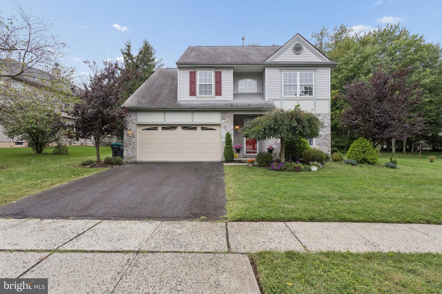 6 HARVARD CIR Property Photo 1