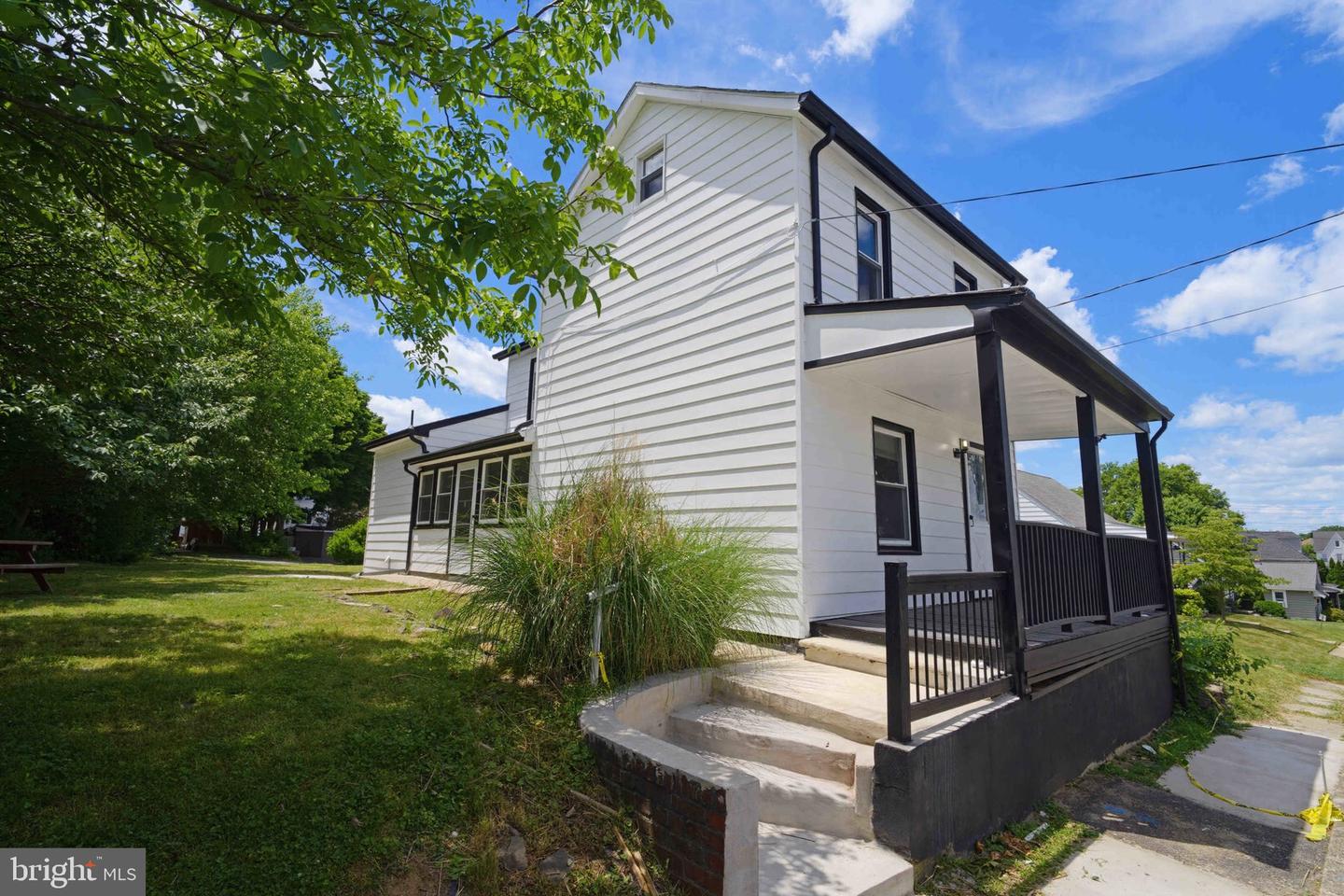 828 Mill St Property Photo 2
