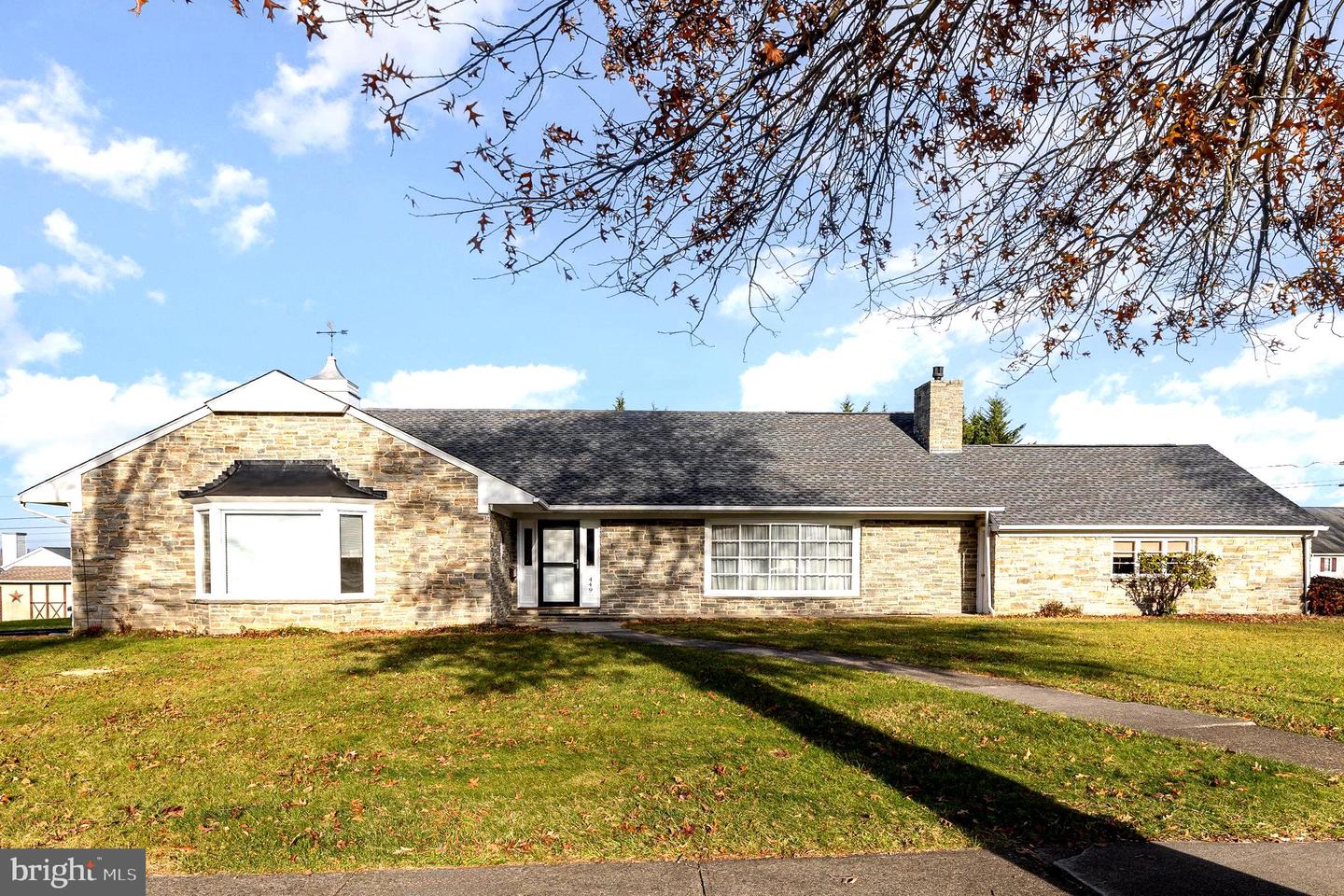 449 Glenwyn Dr Property Photo 2