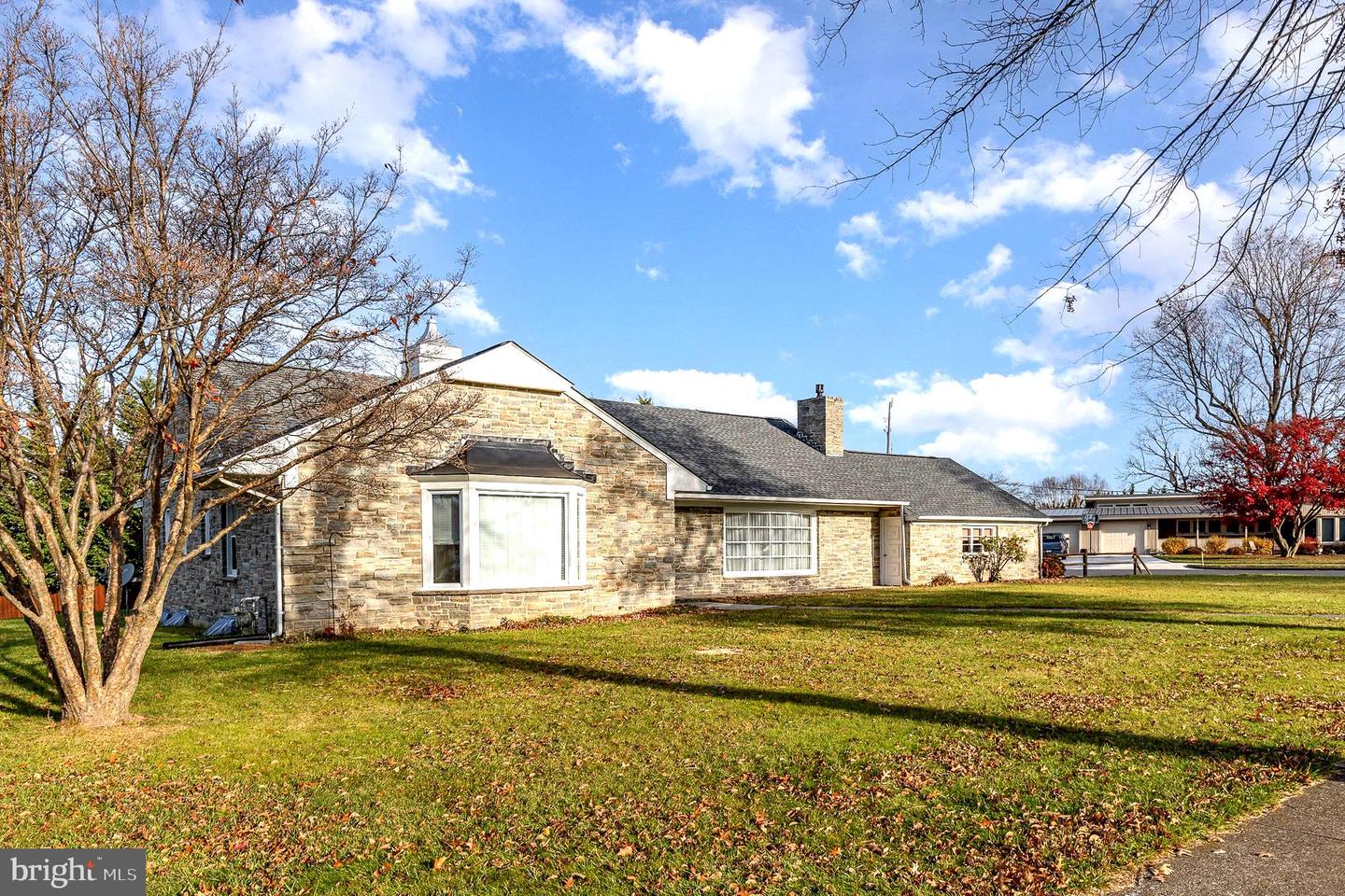 449 Glenwyn Dr Property Photo 3