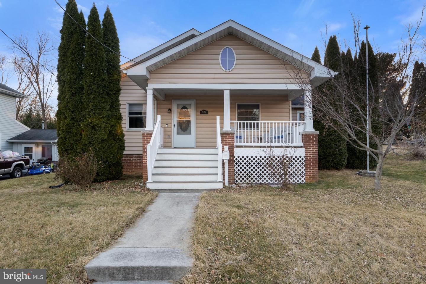 529 S Queen St Property Photo 1