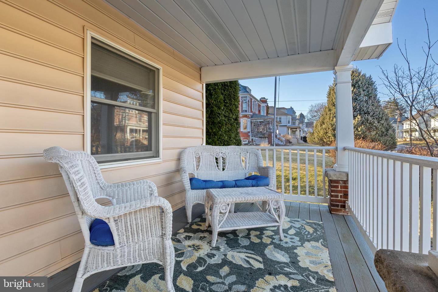 529 S Queen St Property Photo 3