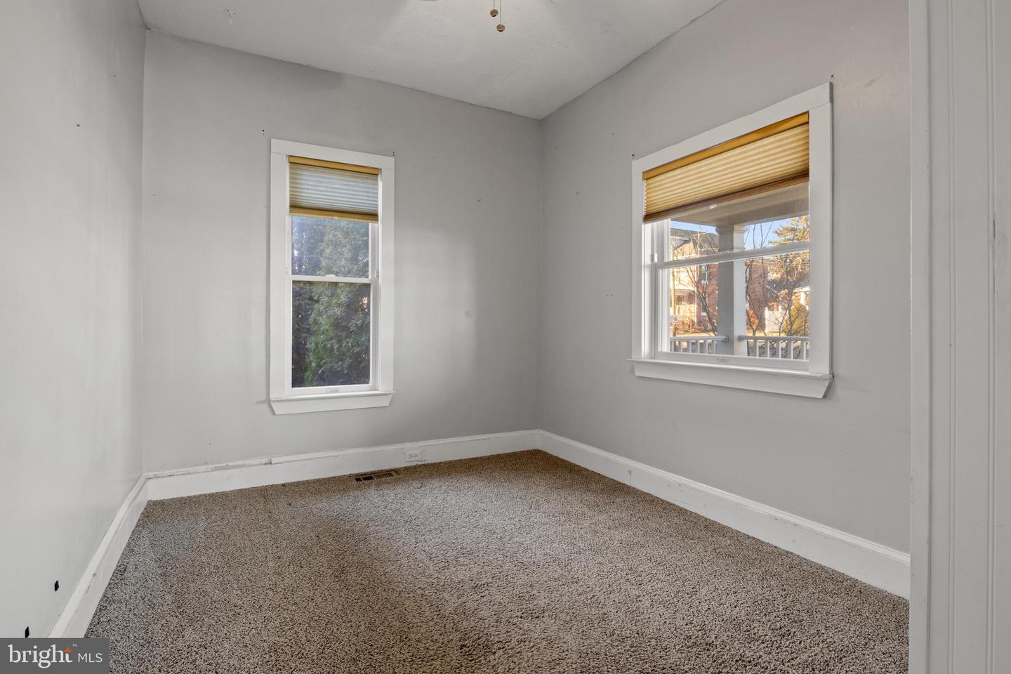 529 S Queen St Property Photo 7