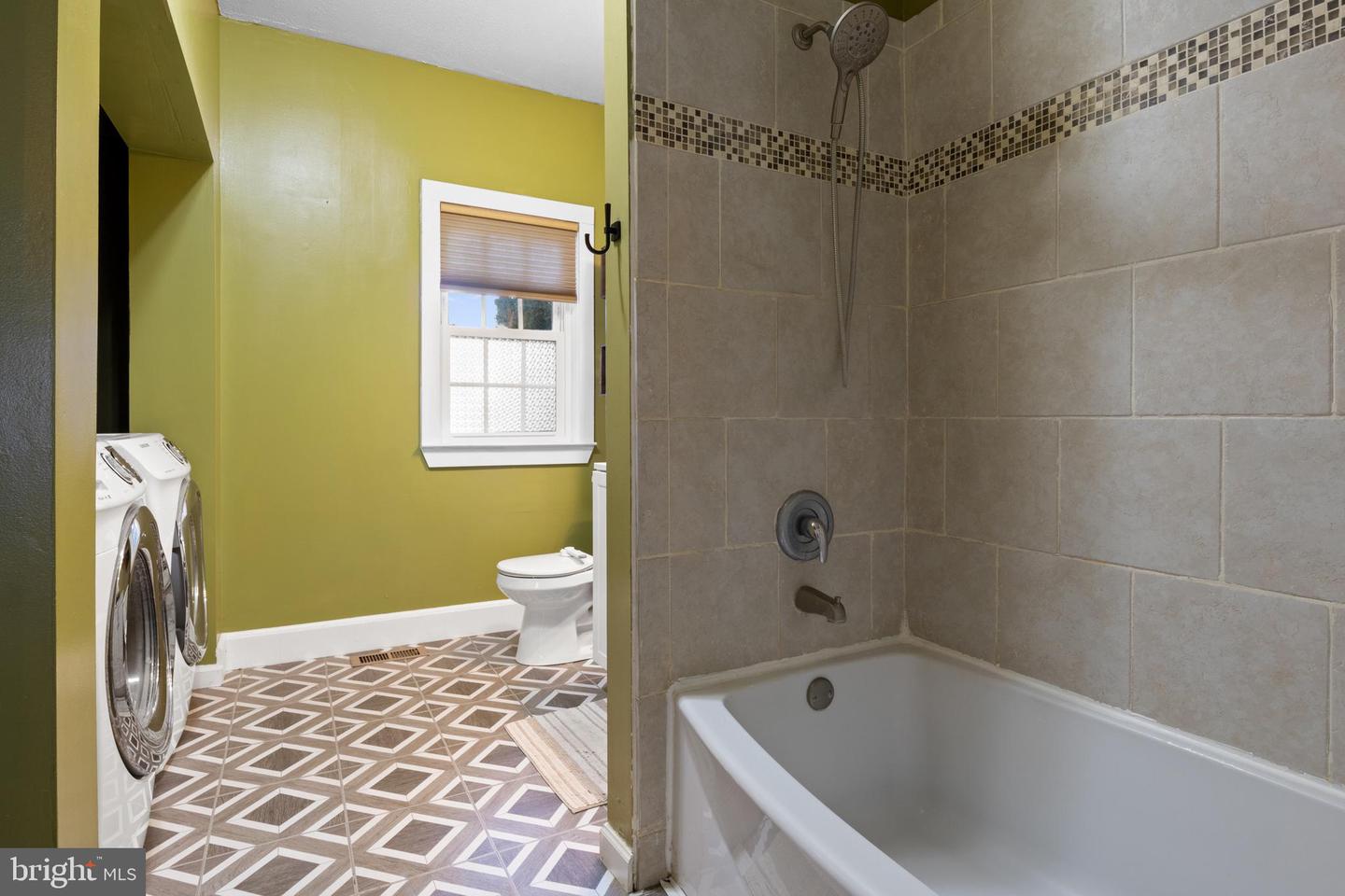 529 S Queen St Property Photo 9