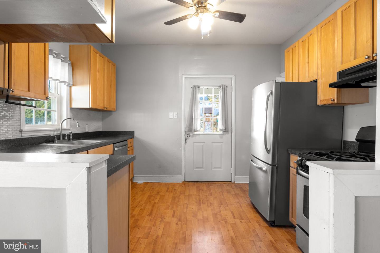 529 S Queen St Property Photo 15