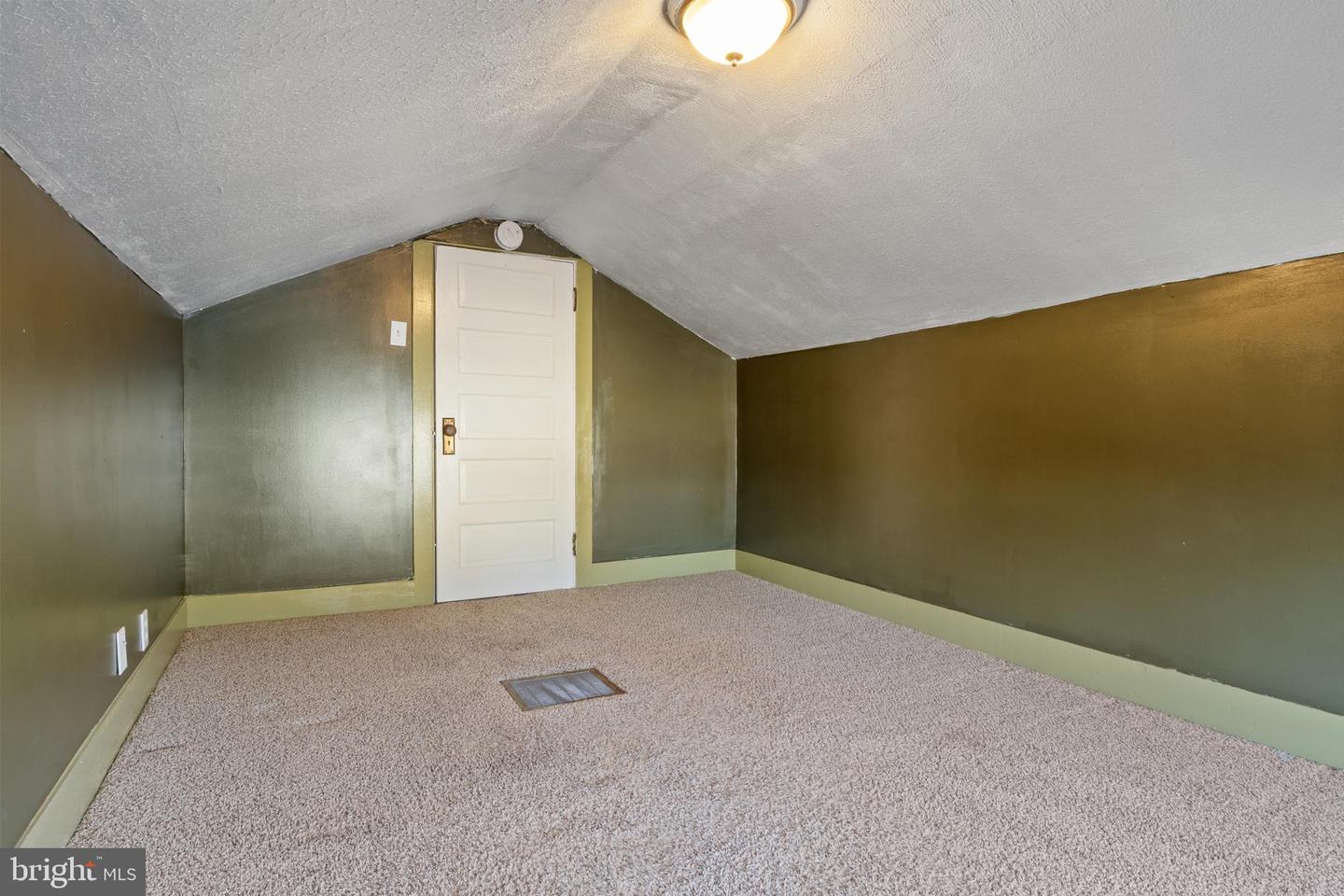 529 S Queen St Property Photo 27