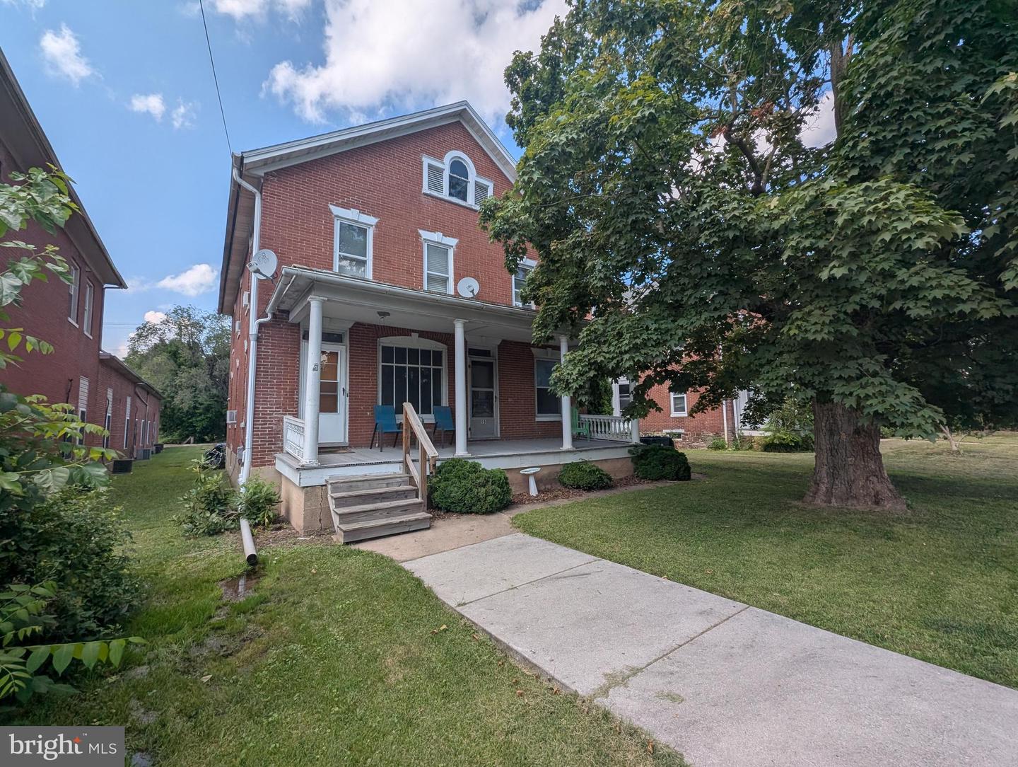 98 E York St Property Photo 1