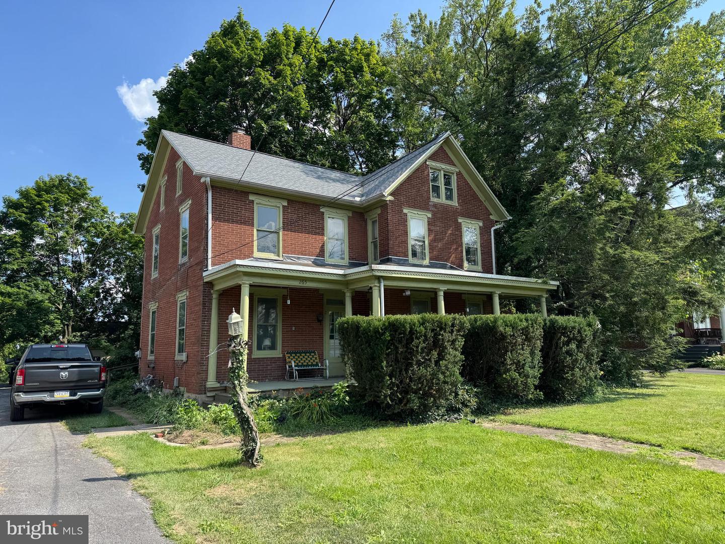 265 E York St Property Photo 1
