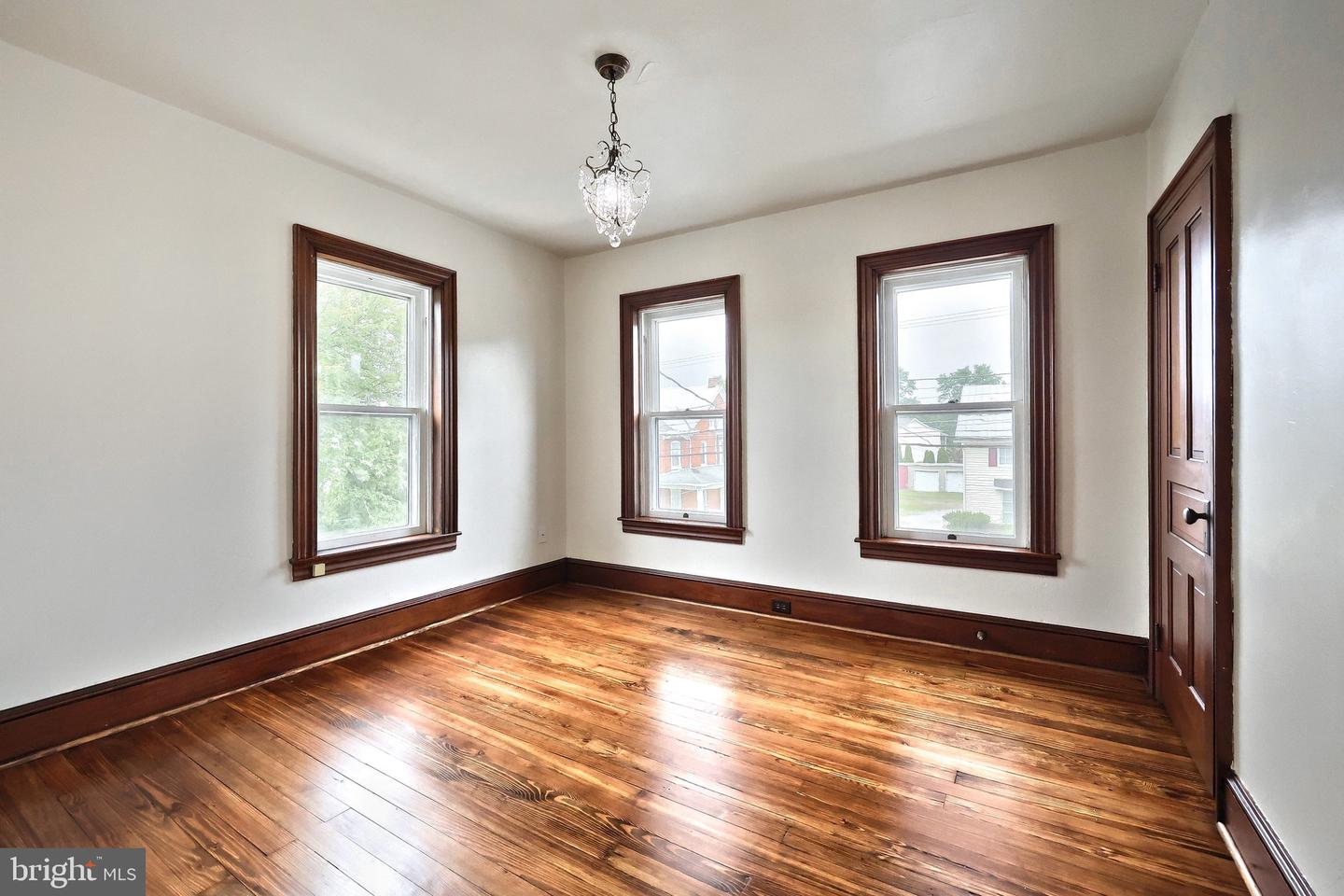 415 Lincoln Way W Property Photo 21