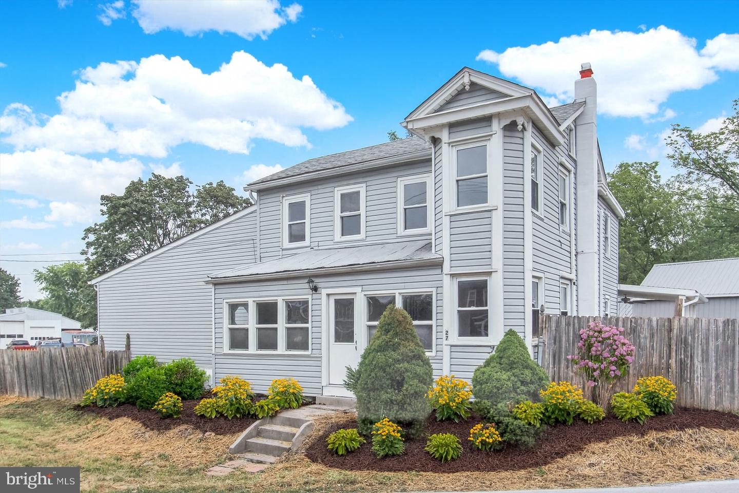 27 Maple St Property Photo 1