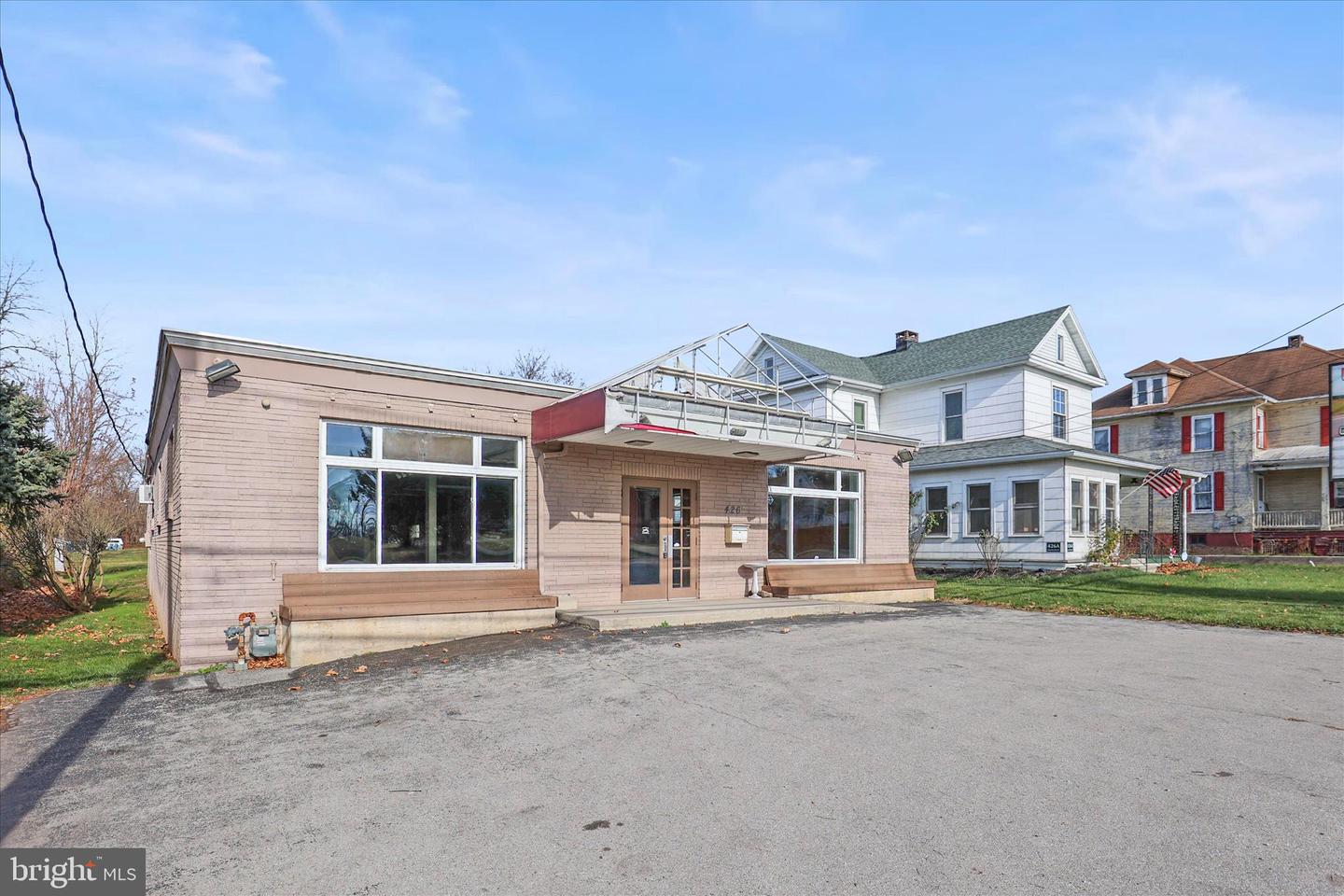 426 Lincolnway W Property Photo 1