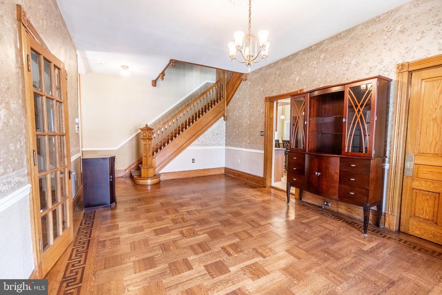 300 Lincoln Way W Property Photo 4