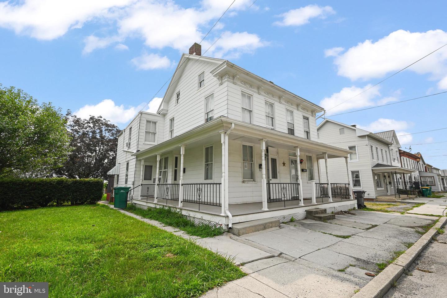 640 3rd St Property Photo 1
