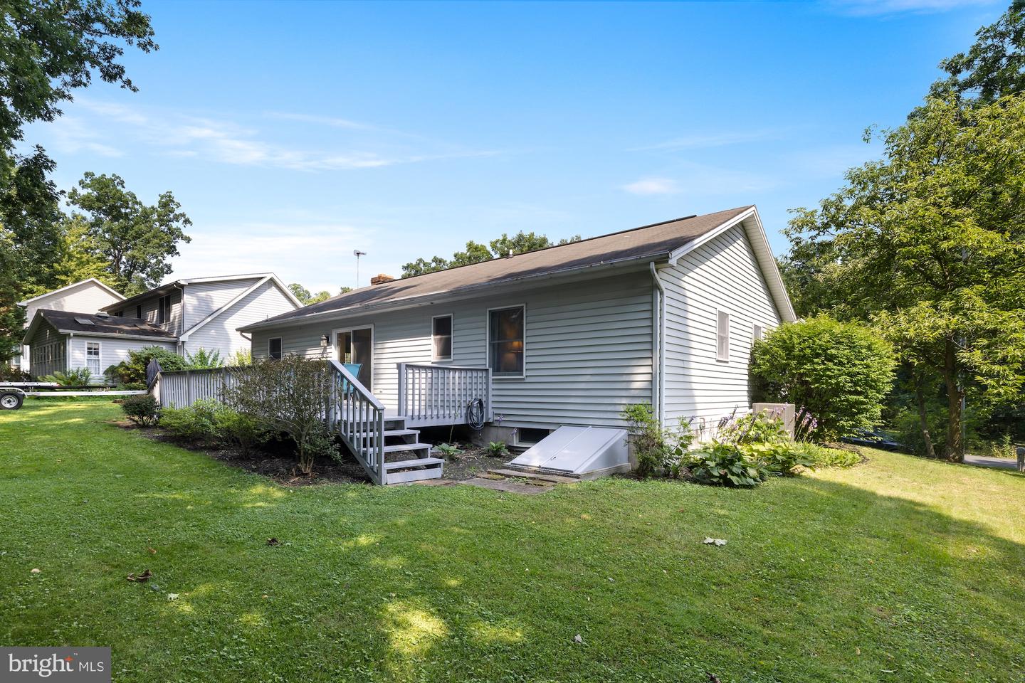 16 Halleck Dr Property Photo 8